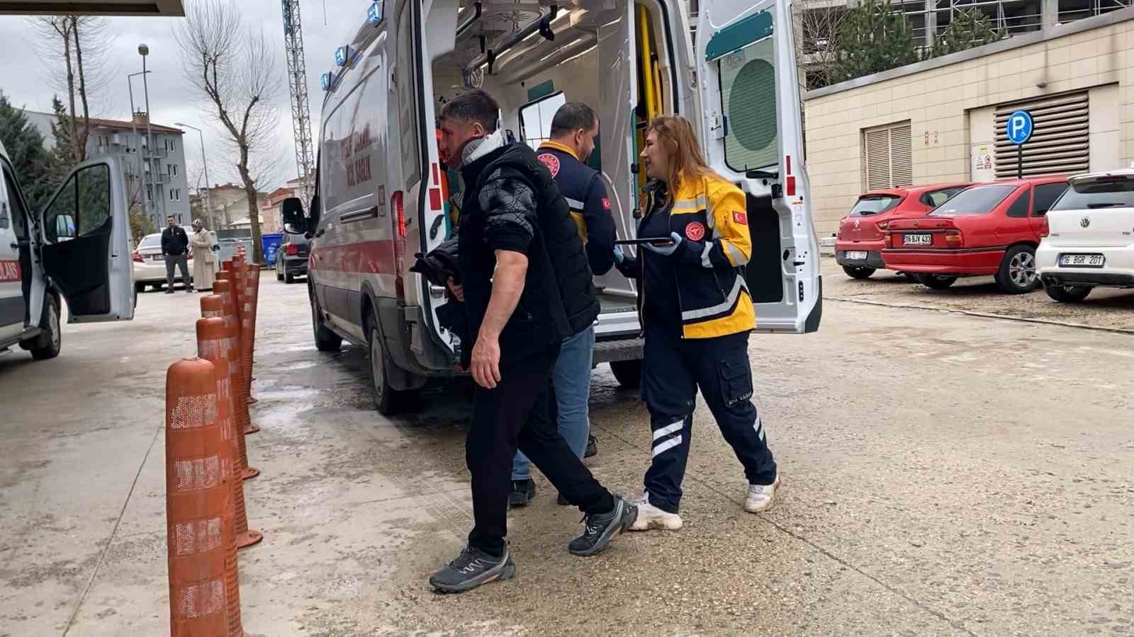 Bursa’da kamyonet ile hafif ticari araç çarpıştı: 4 yaralı
