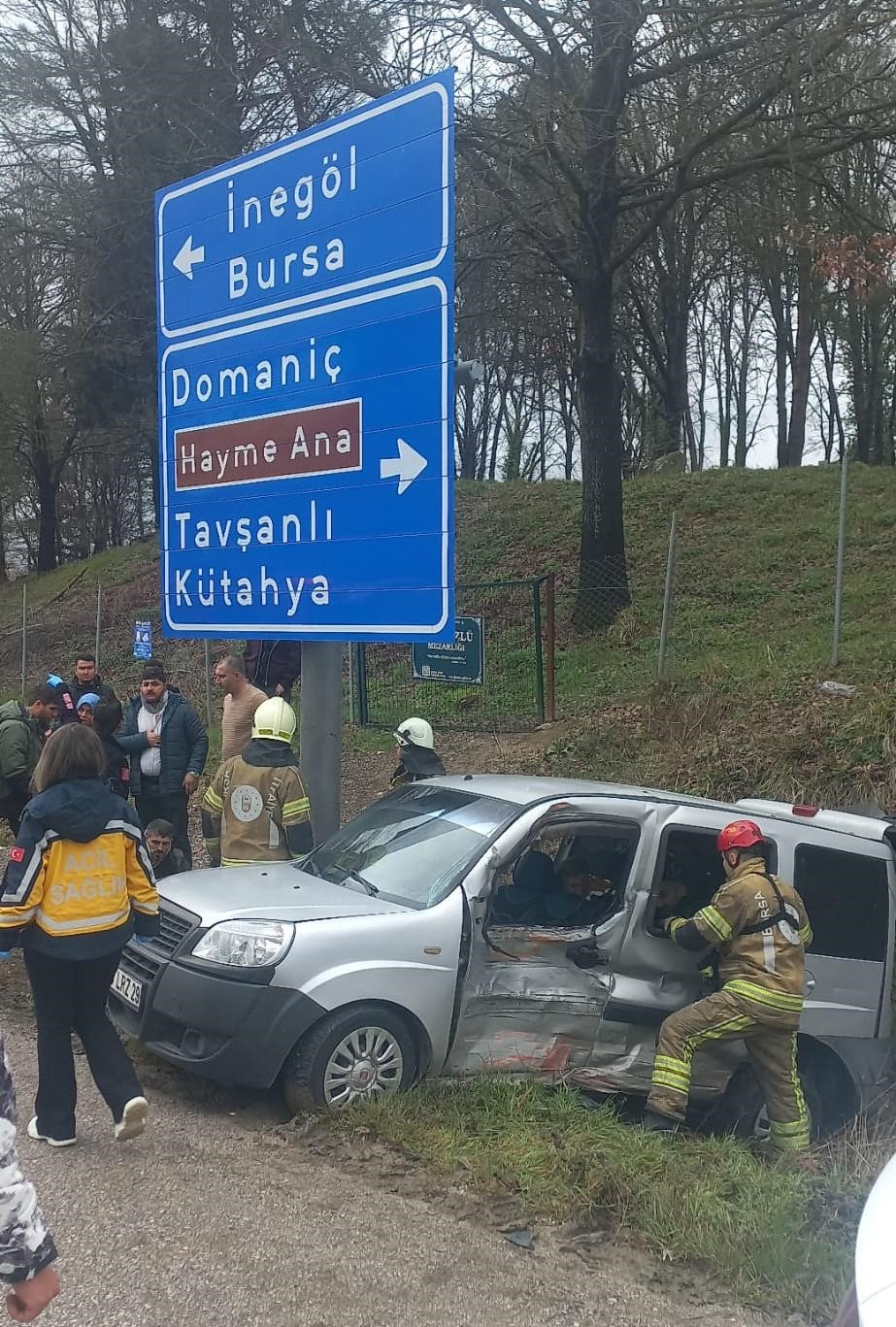 Bursa’da kamyonet ile hafif ticari araç çarpıştı: 4 yaralı
