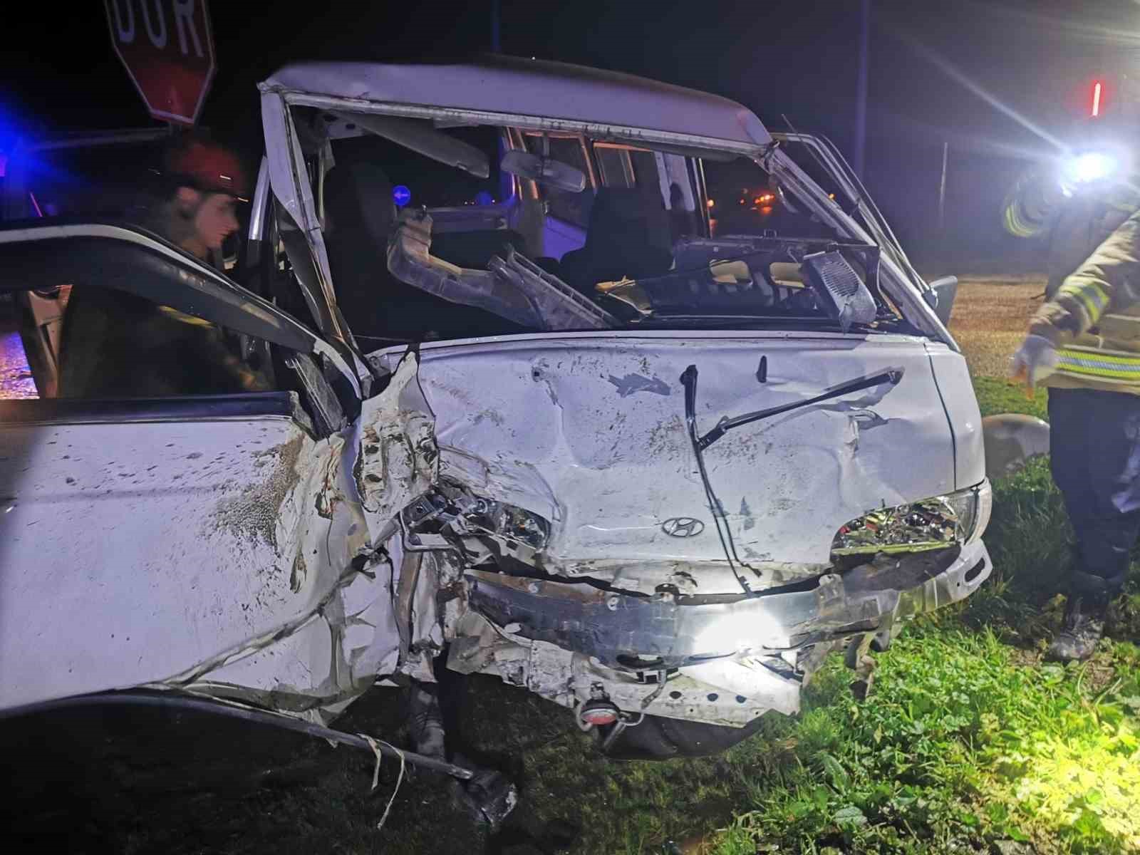 Bursa’da kamyonet ile otomobil çarpıştı: 2 yaralı
