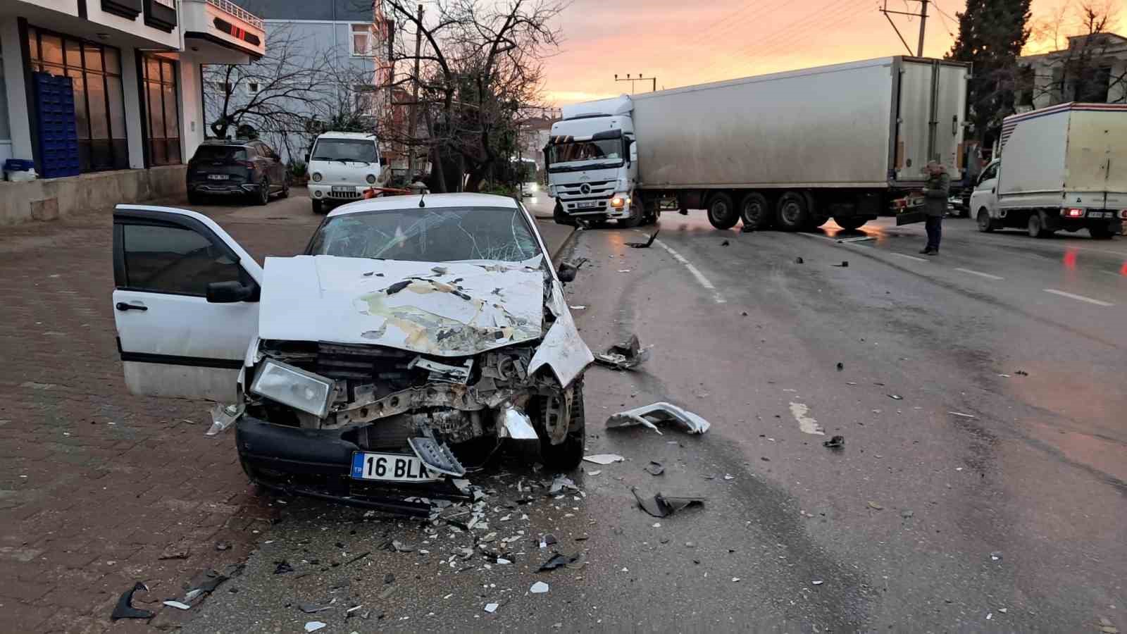 Bursa’da karşı şeride geçen tır, otomobille kafa kafaya çarpıştı
