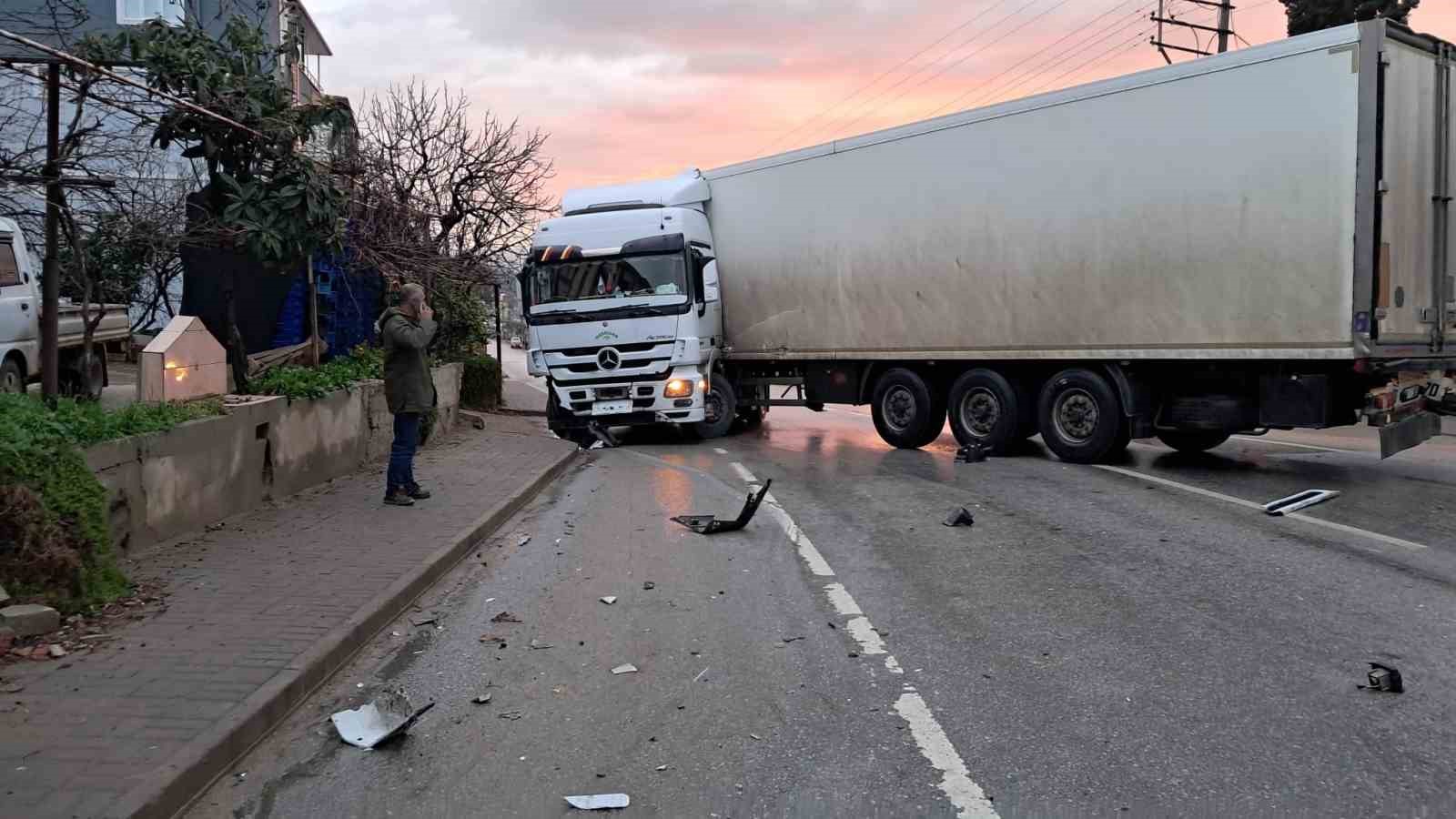 Bursa’da karşı şeride geçen tır, otomobille kafa kafaya çarpıştı
