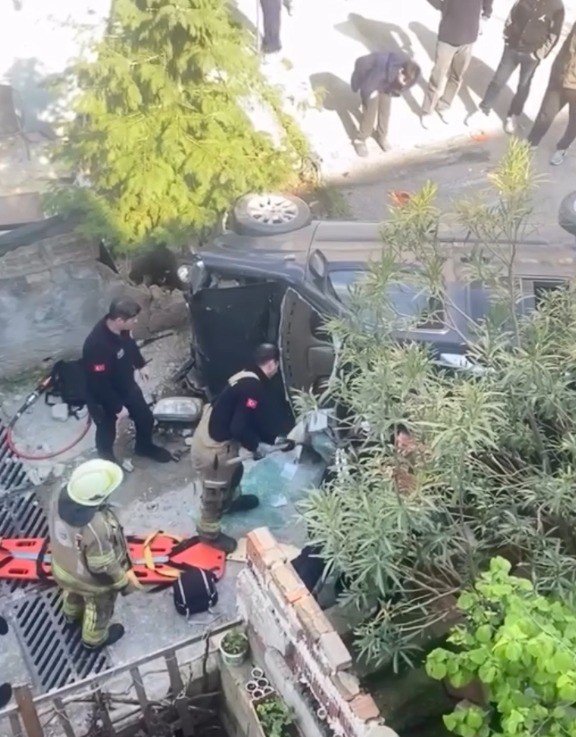 Bursa’da kaza yapan araç merdivenlerden yuvarlandı: 1 yaralı
