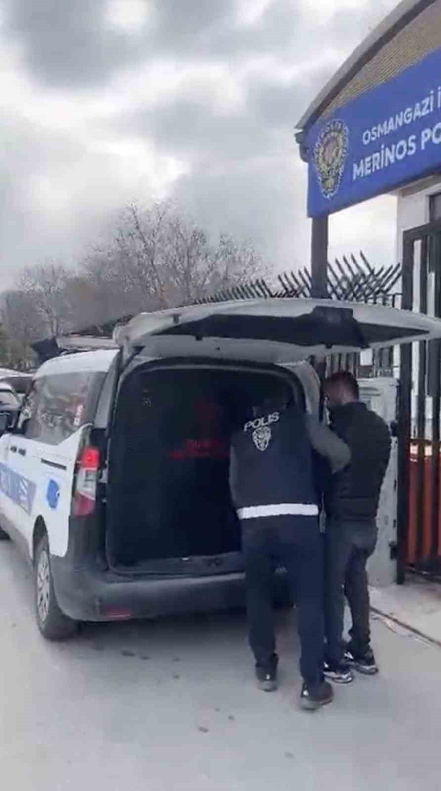 Bursa’da kesinleşmiş hapis cezası bulunan 2 firari yakalandı
