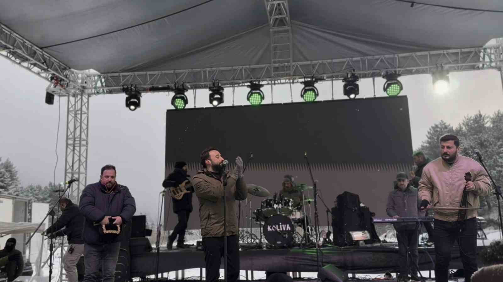 Bursa’da Kış Festivali’ne yoğun katılım trafiği felç etti
