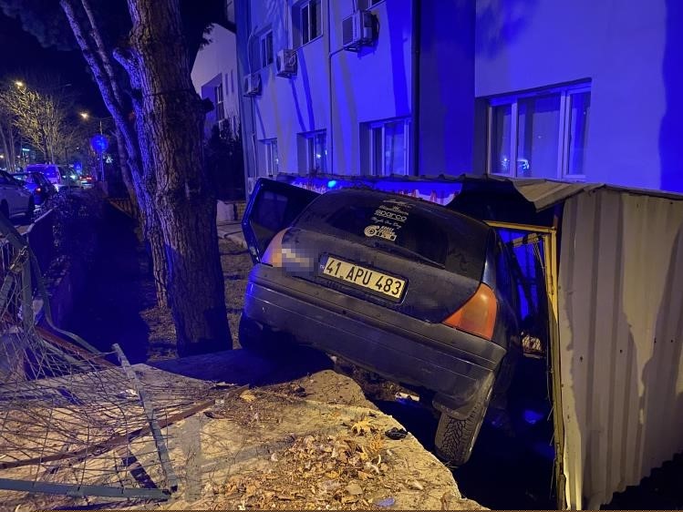 Bursa’da kontrolden çıkan araç apartmanın bahçesine savruldu
