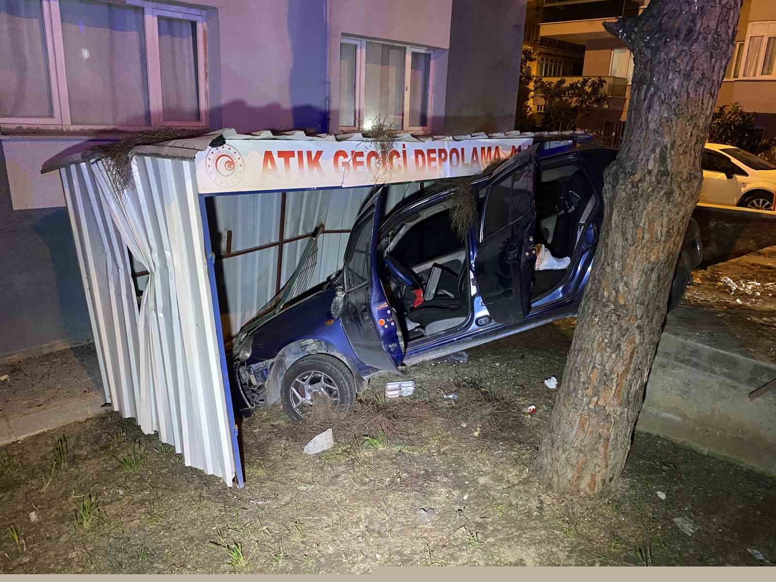 Bursa’da kontrolden çıkan araç apartmanın bahçesine savruldu
