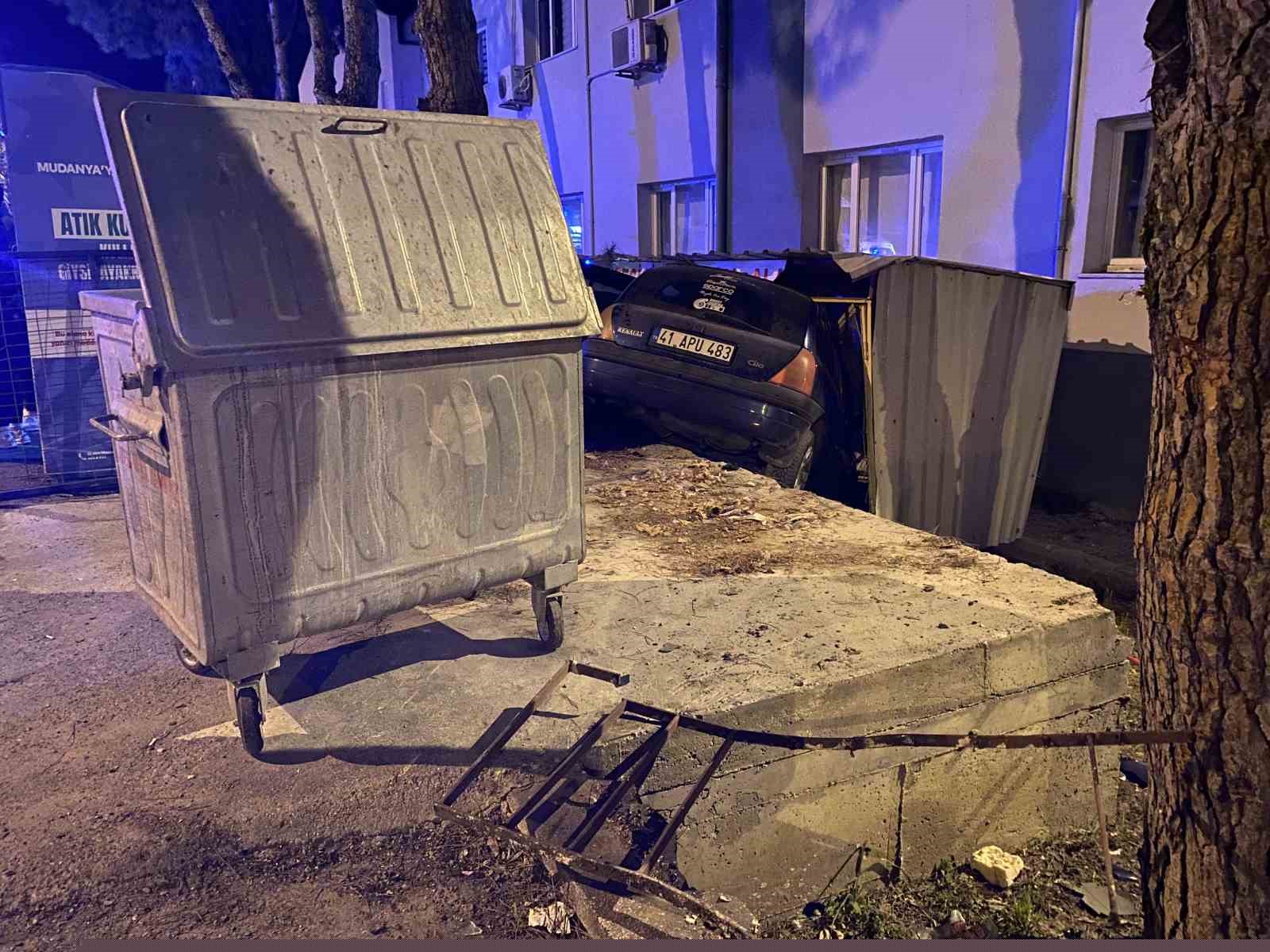 Bursa’da kontrolden çıkan araç apartmanın bahçesine savruldu
