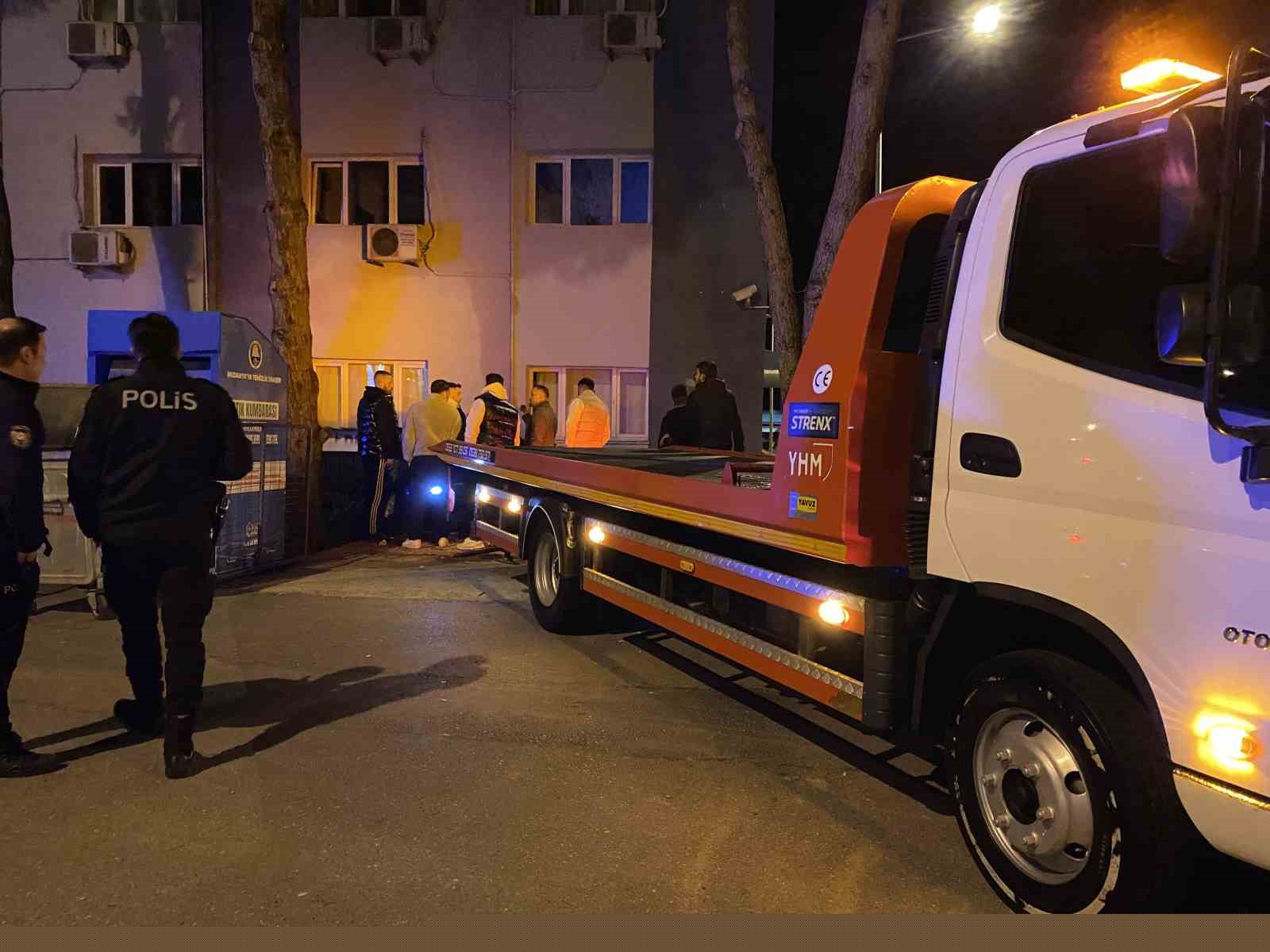 Bursa’da kontrolden çıkan araç apartmanın bahçesine savruldu
