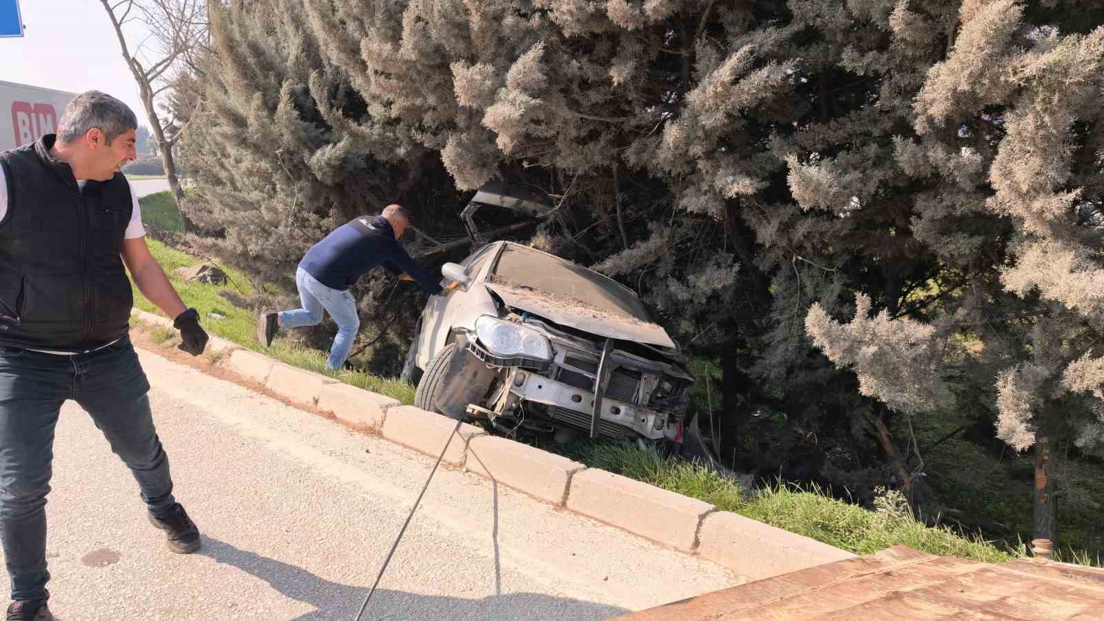 Bursa’da kontrolden çıkan otomobil ağaçlık alana uçtu, 1 yaralandı
