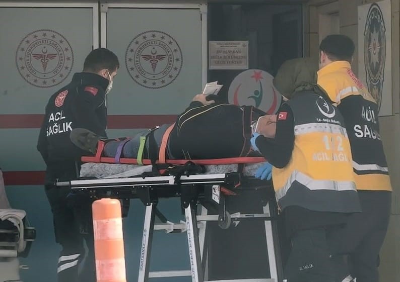 Bursa’da kontrolden çıkan otomobil ağaçlık alana uçtu, 1 yaralandı
