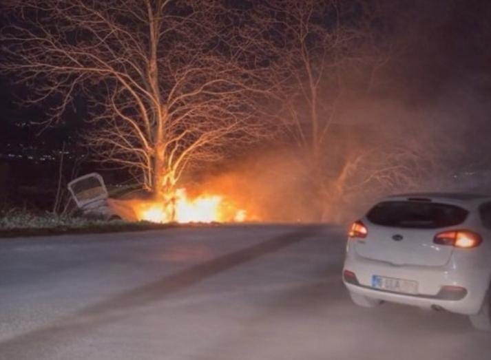 Bursa’da kontrolden çıkan otomobil önce ağaca çarptı sonra alev aldı

