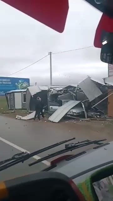 Bursa’da kontrolden çıkan otomobil prefabrik yapıya girdi
