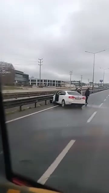 Bursa’da kontrolden çıkan otomobil prefabrik yapıya girdi
