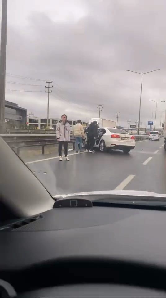 Bursa’da kontrolden çıkan otomobil prefabrik yapıya girdi
