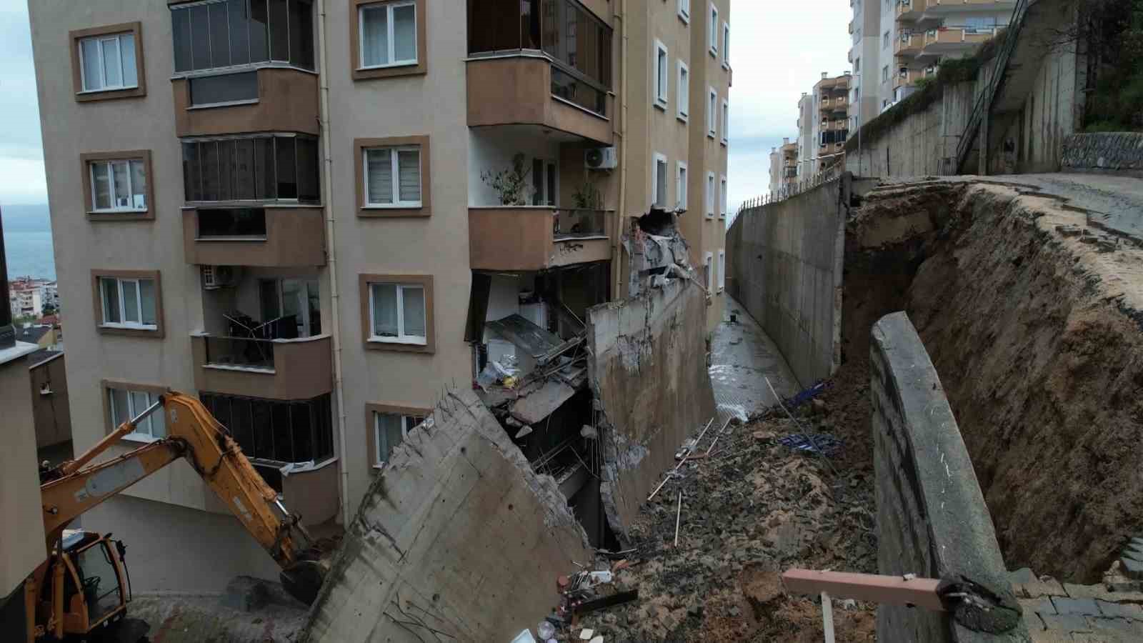 Bursa’da korkutan göçük havadan görüntülendi...Balkonlar yıkıldı, araçlar enkaz altında
