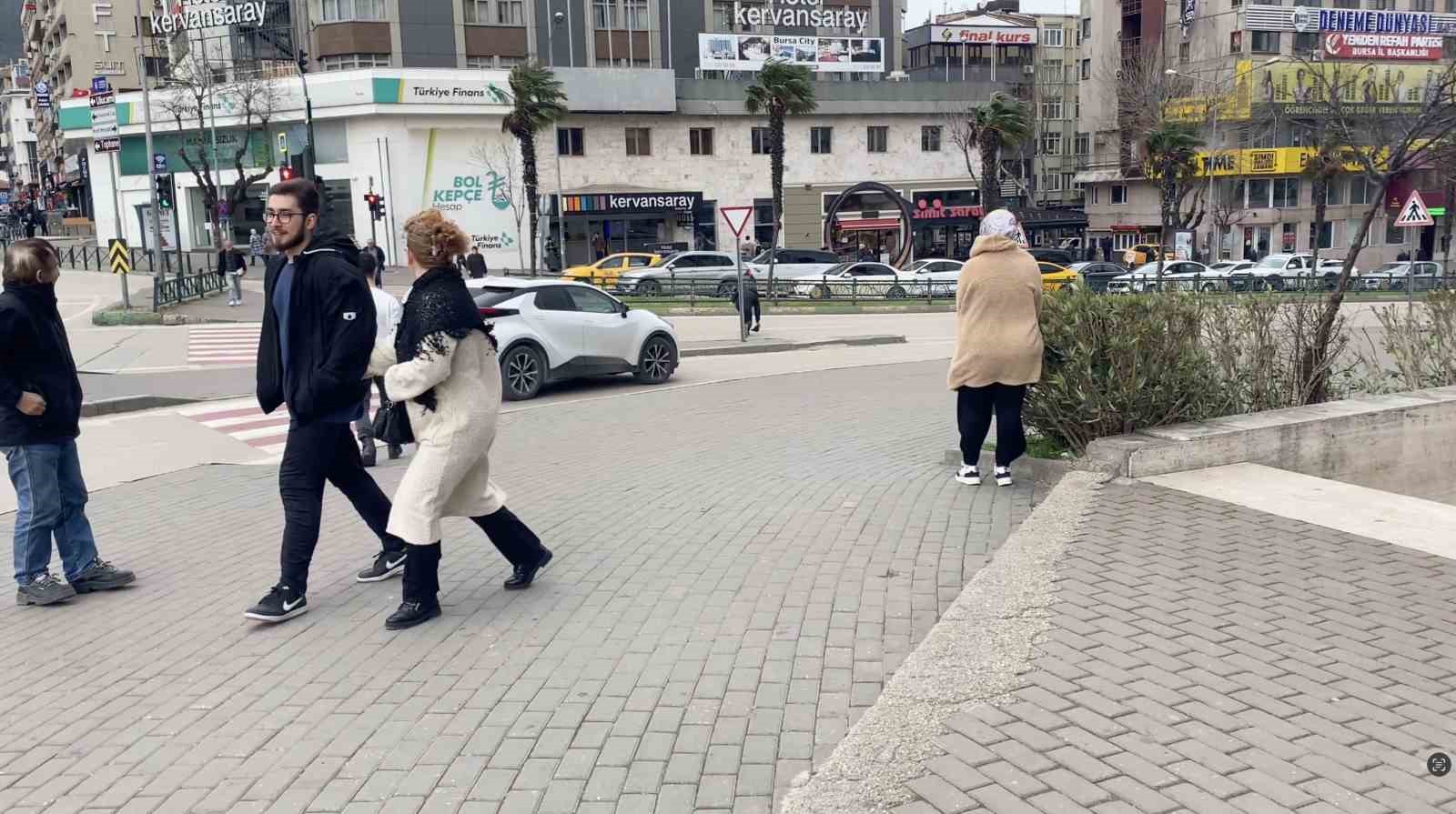 Bursa’da kuvvetli rüzgâr etkisini artırdı
