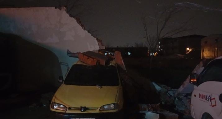 Bursa’da lodos duvarı devirdi, altında kalan 10 araç hasar gördü
