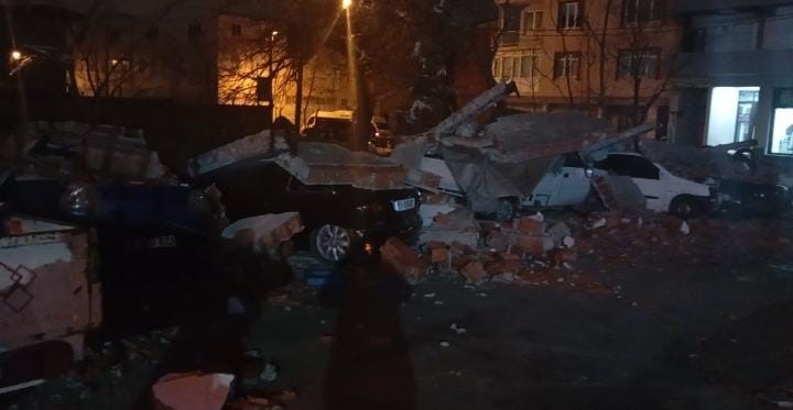 Bursa’da lodos duvarı devirdi, altında kalan 10 araç hasar gördü
