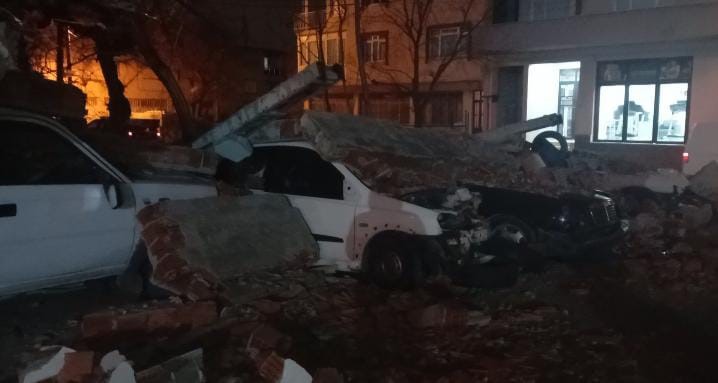 Bursa’da lodos duvarı devirdi, altında kalan 10 araç hasar gördü
