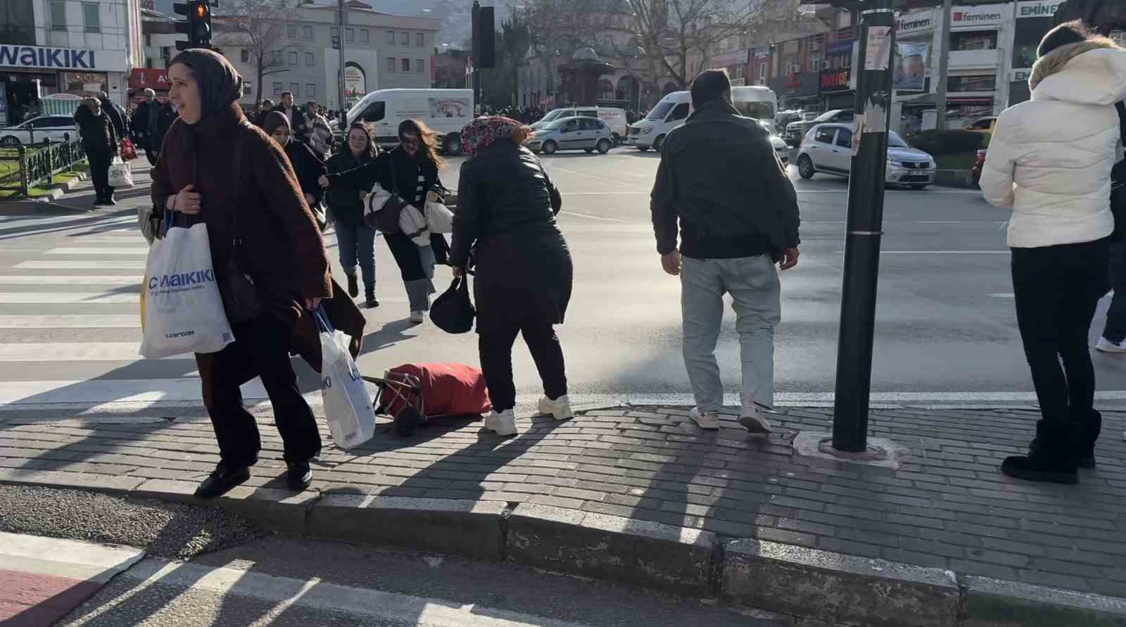 Bursa’da lodos zor anlar yaşattı: trafik lambasına tutundular

