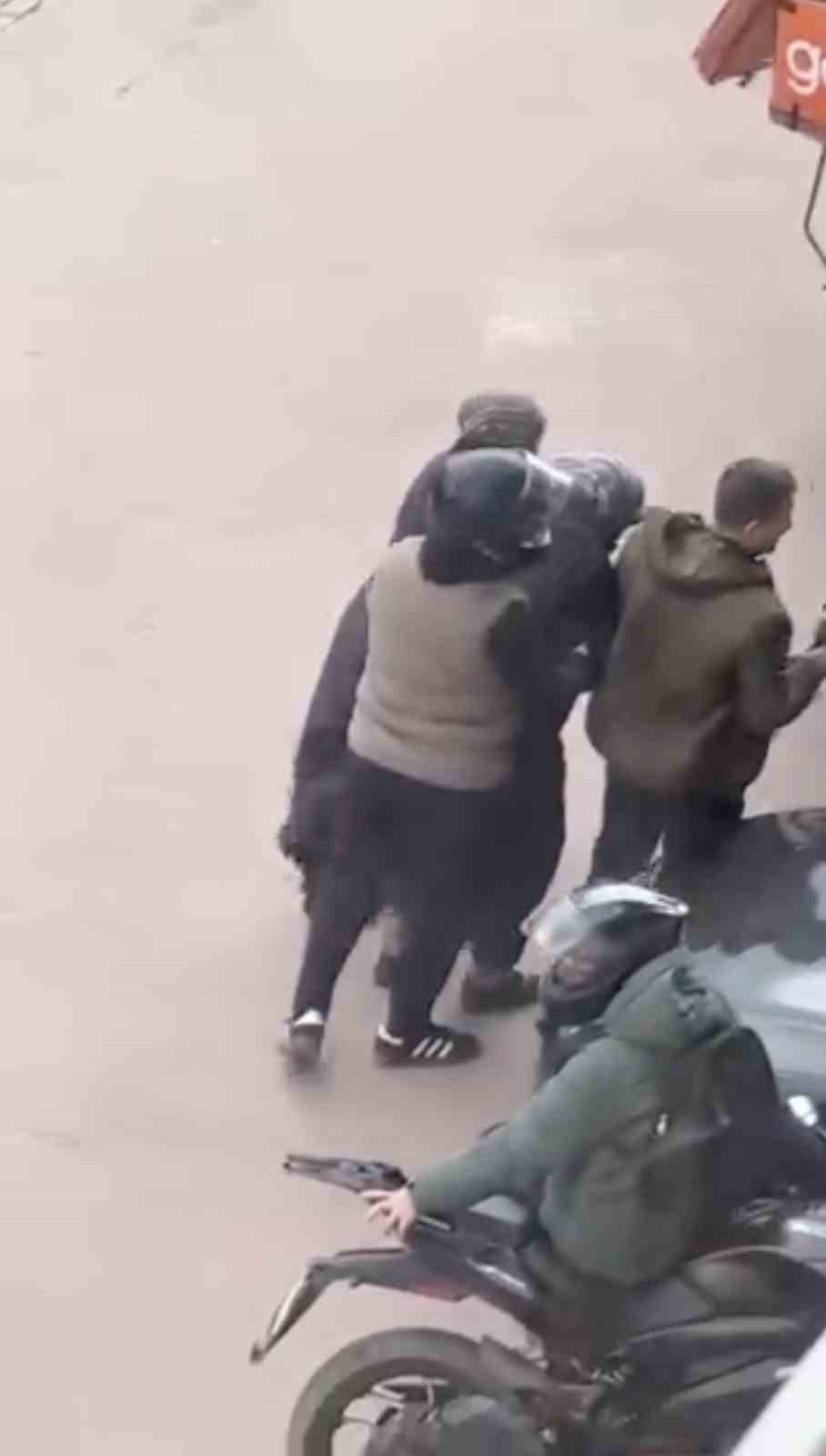 Bursa’da lodosa yakalanan yaşlı kadına kuryeler siper oldu
