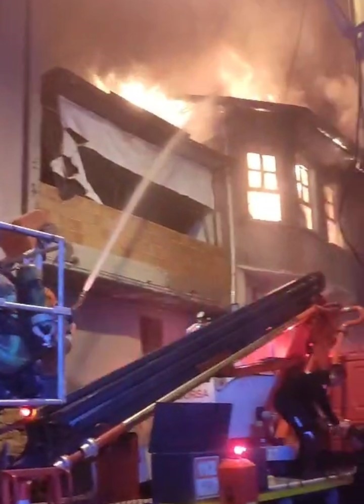 Bursa’da metruk binanın çatı katı alevlere teslim oldu
