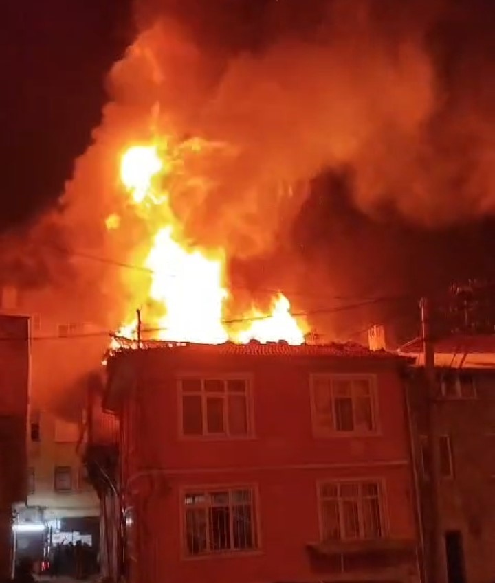 Bursa’da metruk binanın çatı katı alevlere teslim oldu
