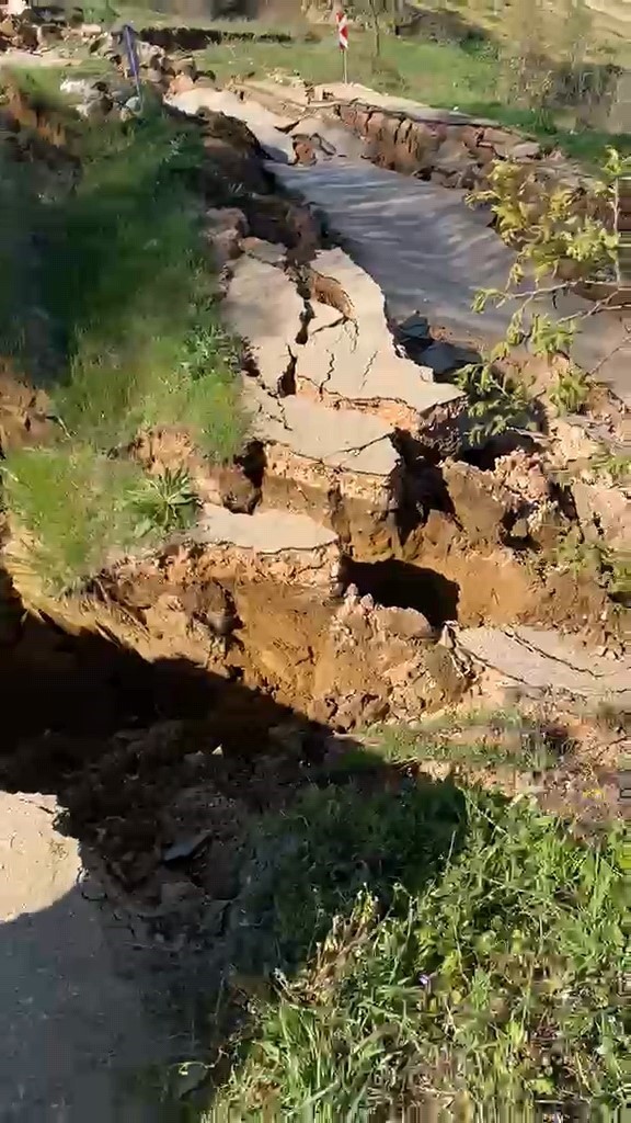 Bursa’da meydana gelen heyelan yolu parçalara ayırdı
