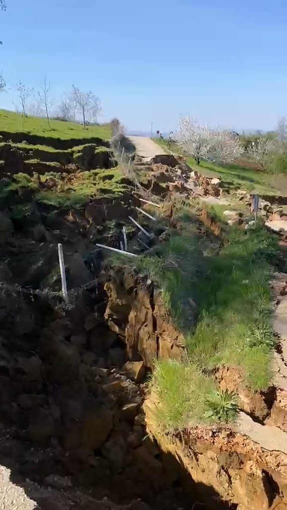 Bursa’da meydana gelen heyelan yolu parçalara ayırdı
