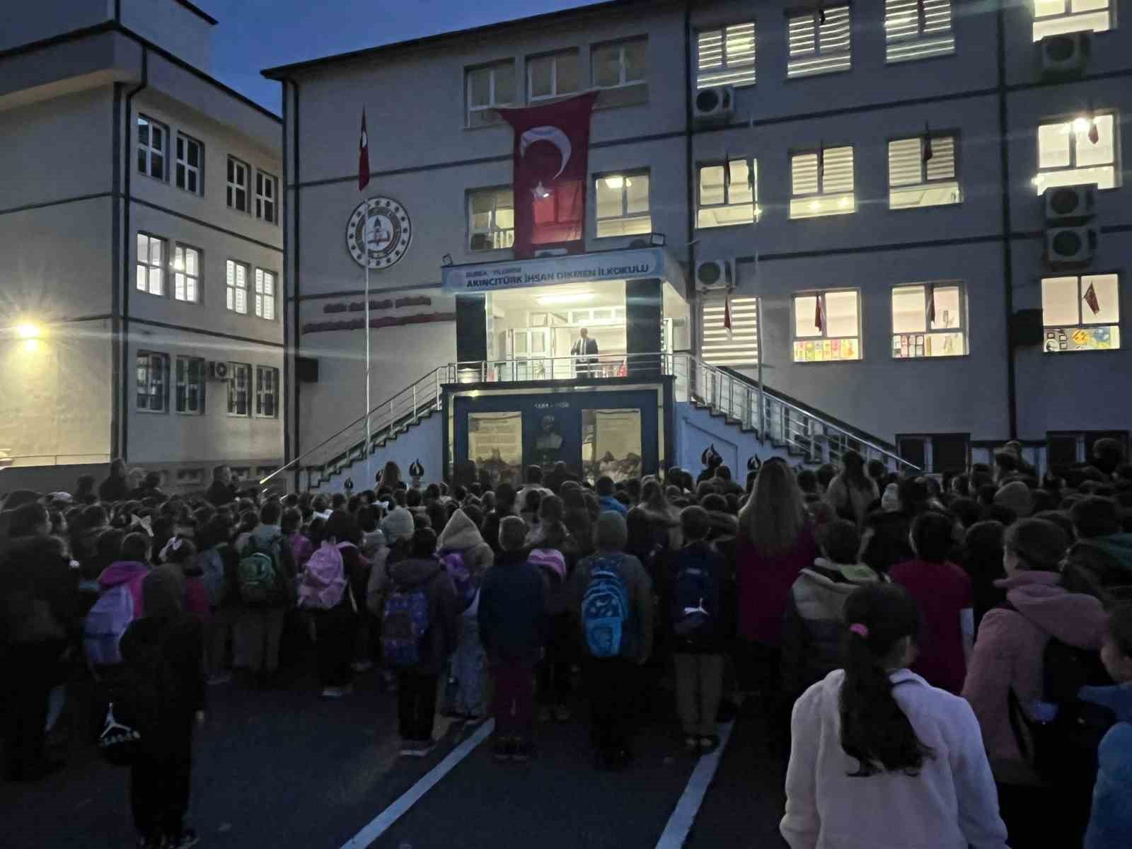 Bursa’da minik öğrenciler, depremde hayatını kaybedenleri unutmadı
