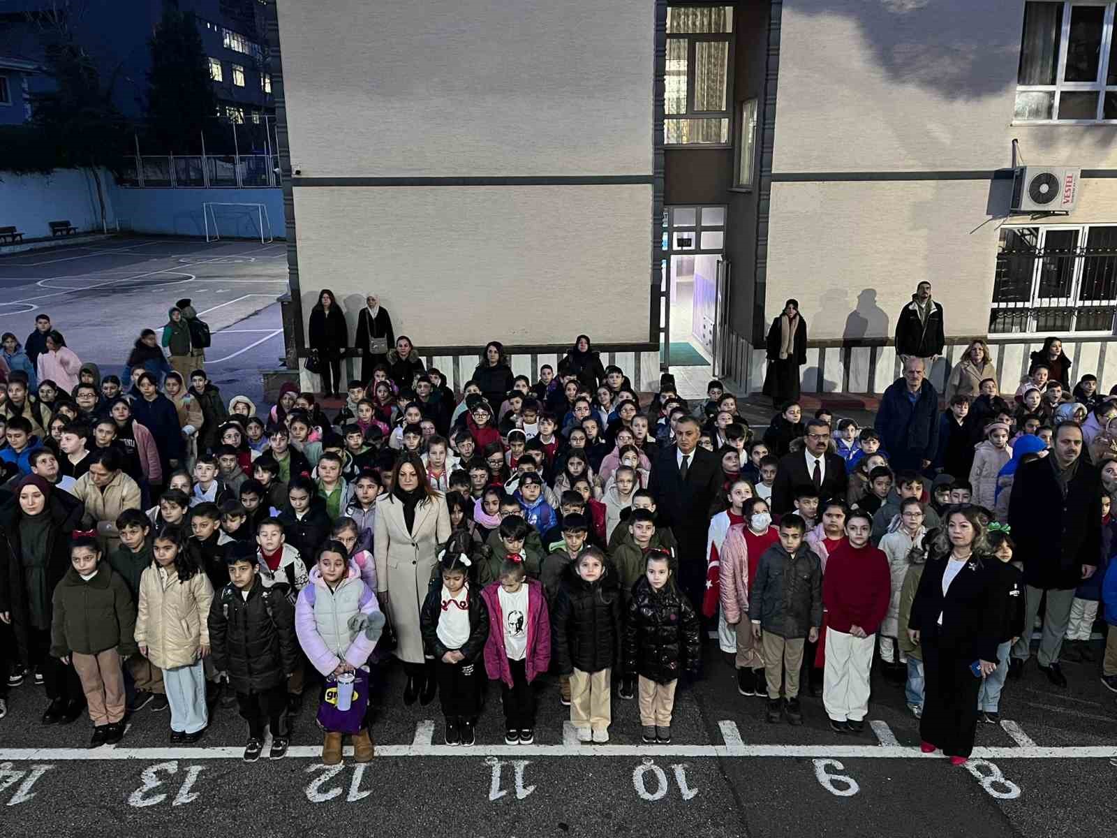 Bursa’da minik öğrenciler, depremde hayatını kaybedenleri unutmadı
