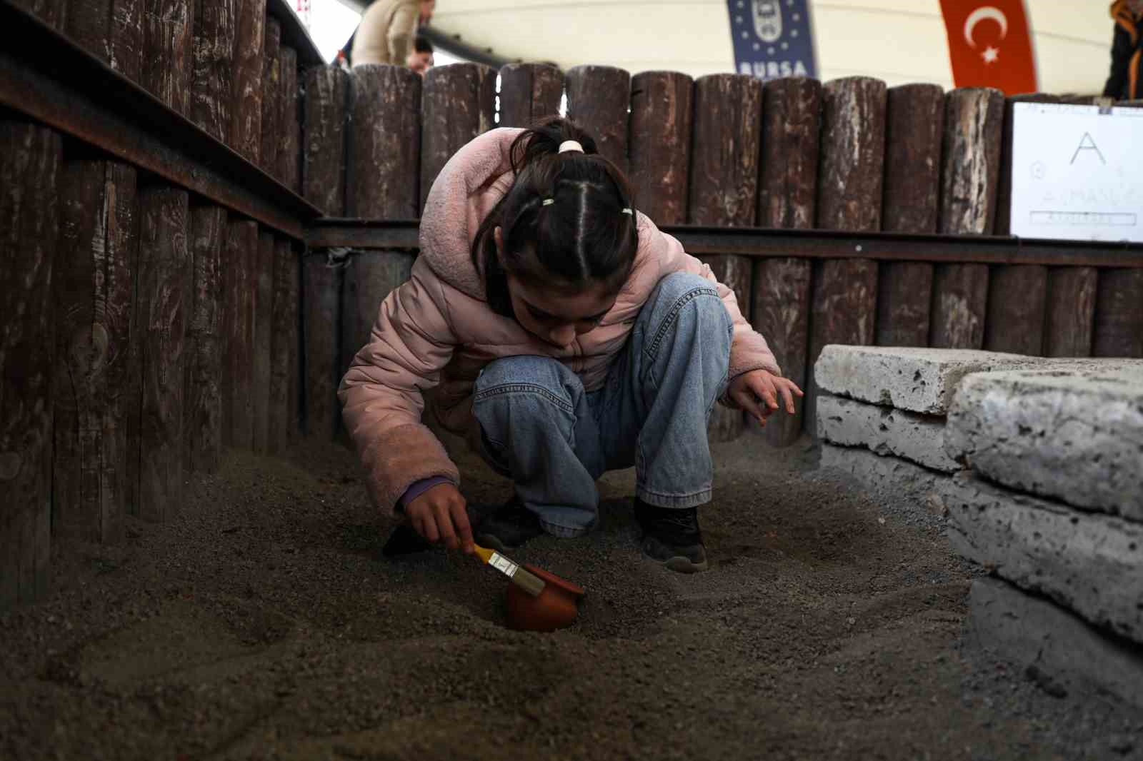 Bursa’da minikler arkeolojiyi eğlenerek öğrendiler

