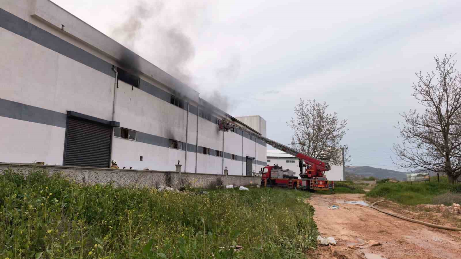 Bursa’da mobilya fabrikasında korkutan yangın
