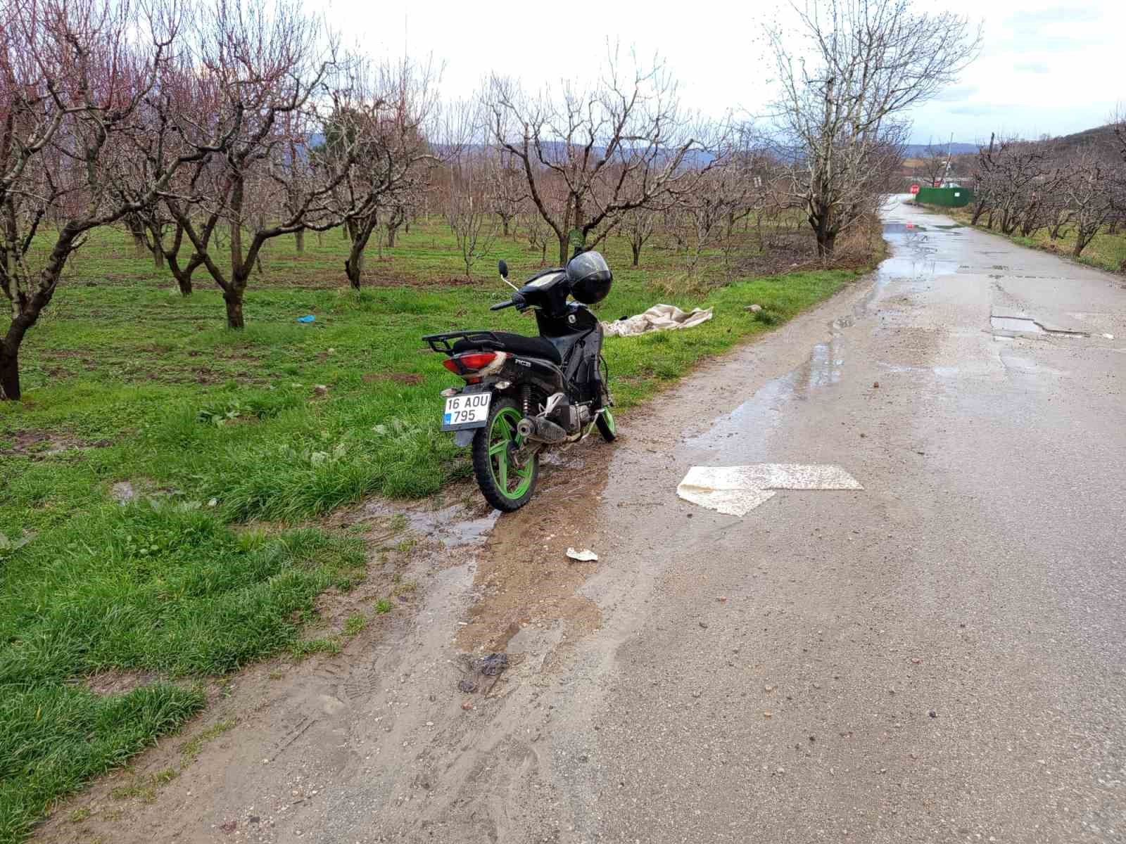 Bursa’da motosiklet çukura düşerek devrildi: 1’i ağır 2 yaralı
