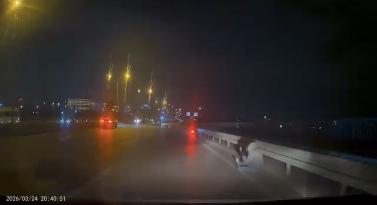 Bursa’da motosiklet kazası kamerada : Sürücü yola böyle savruldu
