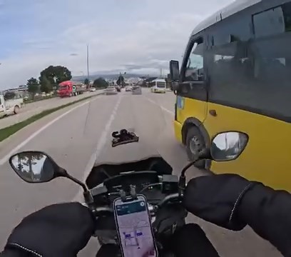 Bursa’da motosiklet sürücüsünün dikkati kazayı önledi

