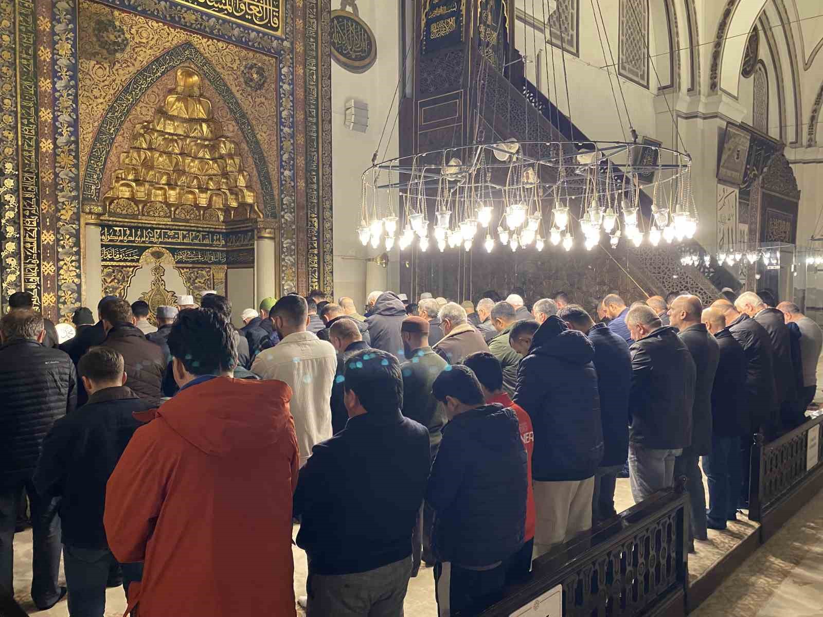 Bursa’da Muhsin Yazıcıoğlu için Ulucami’de mevlid okutuldu, helva ikram edildi
Bursa’da Muhsin Yazıcıoğlu için Ulucami’de mevlid okutuldu, helva ikram edildi