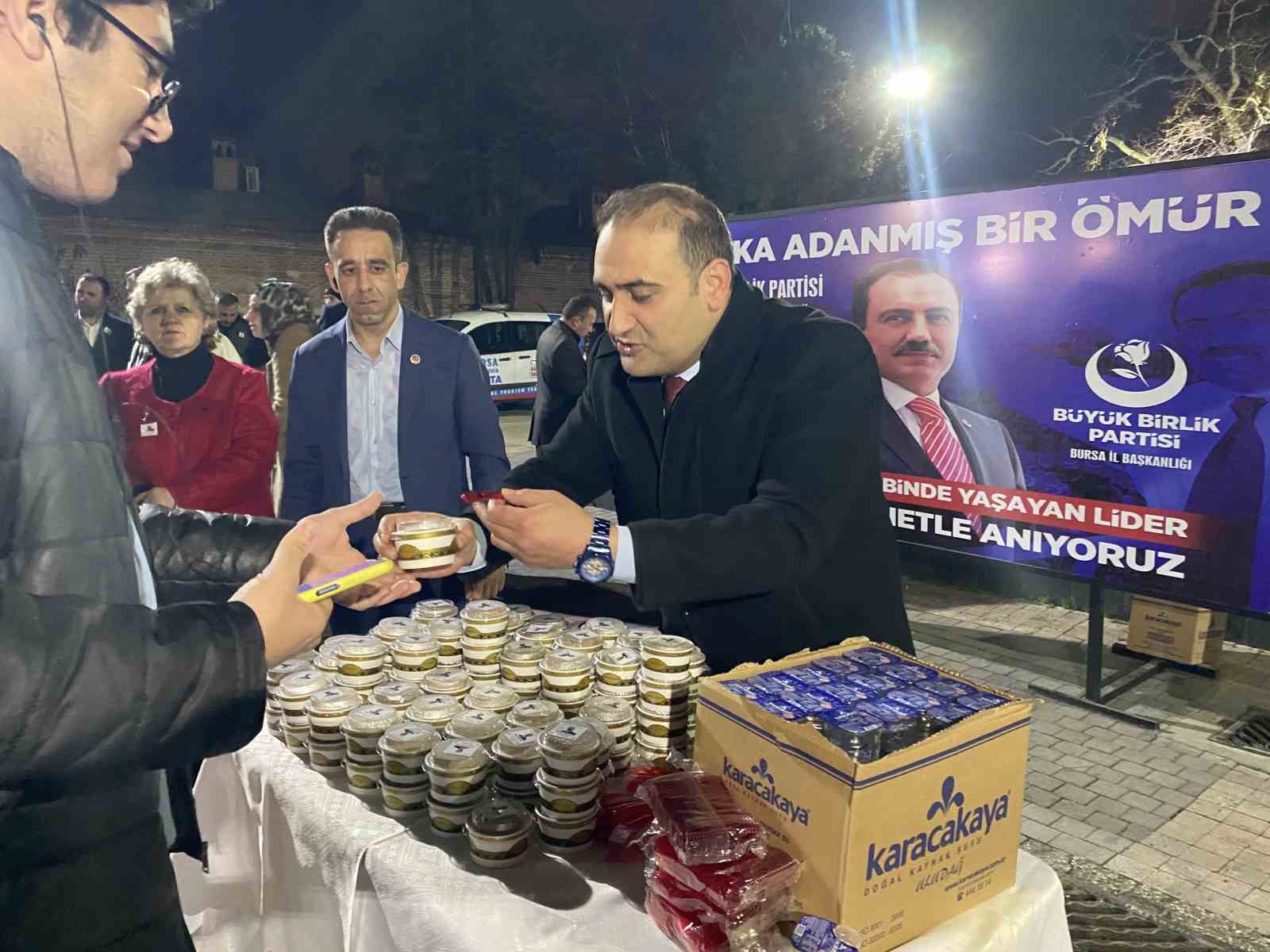 Bursa’da Muhsin Yazıcıoğlu için Ulucami’de mevlid okutuldu, helva ikram edildi
Bursa’da Muhsin Yazıcıoğlu için Ulucami’de mevlid okutuldu, helva ikram edildi