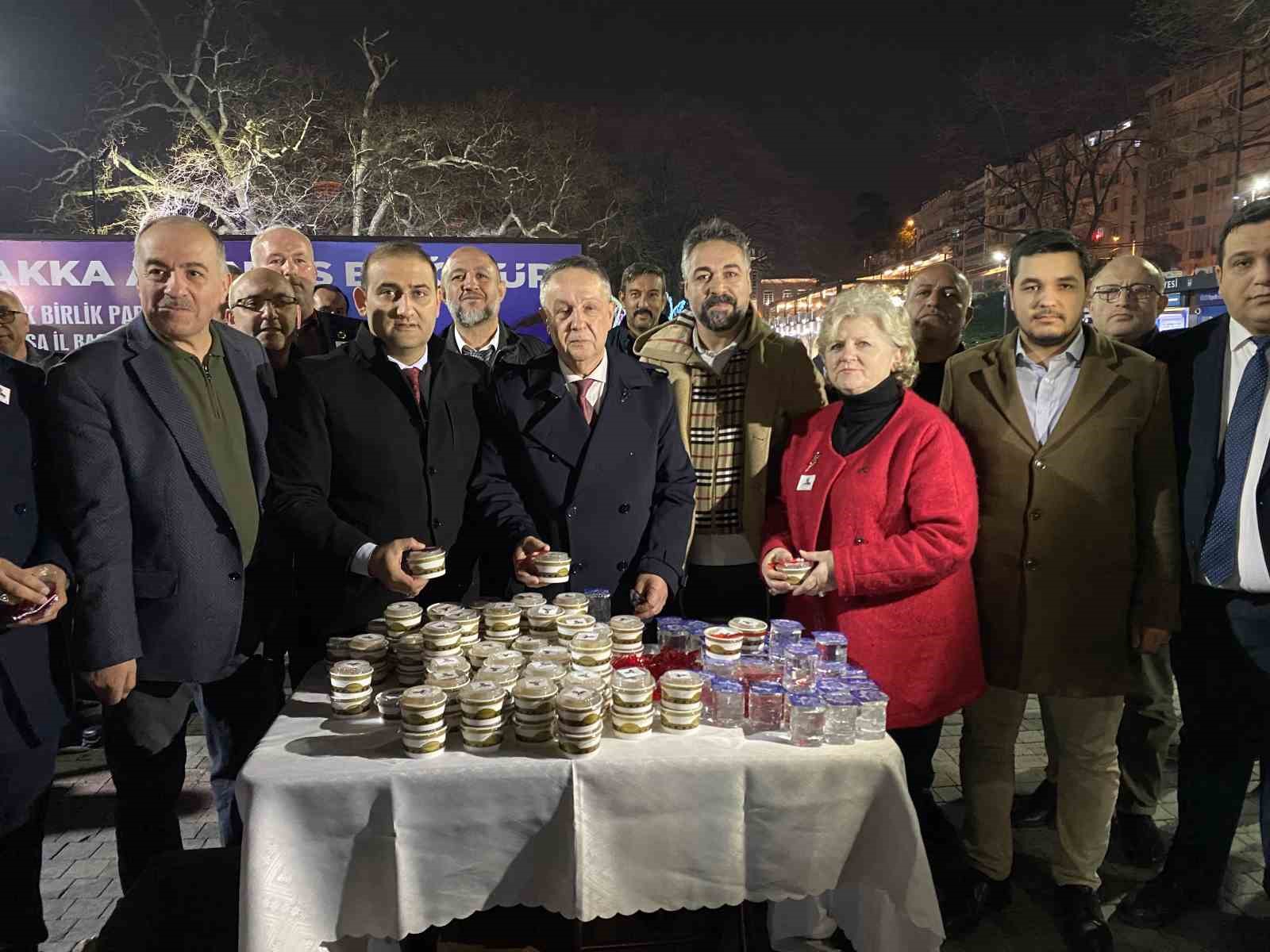 Bursa’da Muhsin Yazıcıoğlu için Ulucami’de mevlid okutuldu, helva ikram edildi
Bursa’da Muhsin Yazıcıoğlu için Ulucami’de mevlid okutuldu, helva ikram edildi