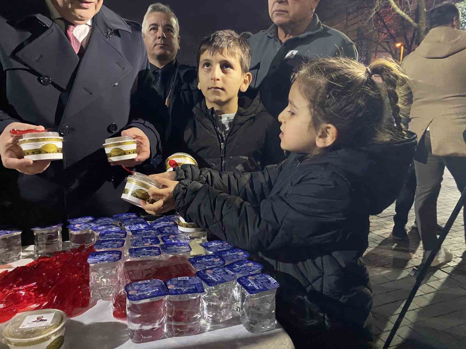 Bursa’da Muhsin Yazıcıoğlu için Ulucami’de mevlid okutuldu, helva ikram edildi
Bursa’da Muhsin Yazıcıoğlu için Ulucami’de mevlid okutuldu, helva ikram edildi