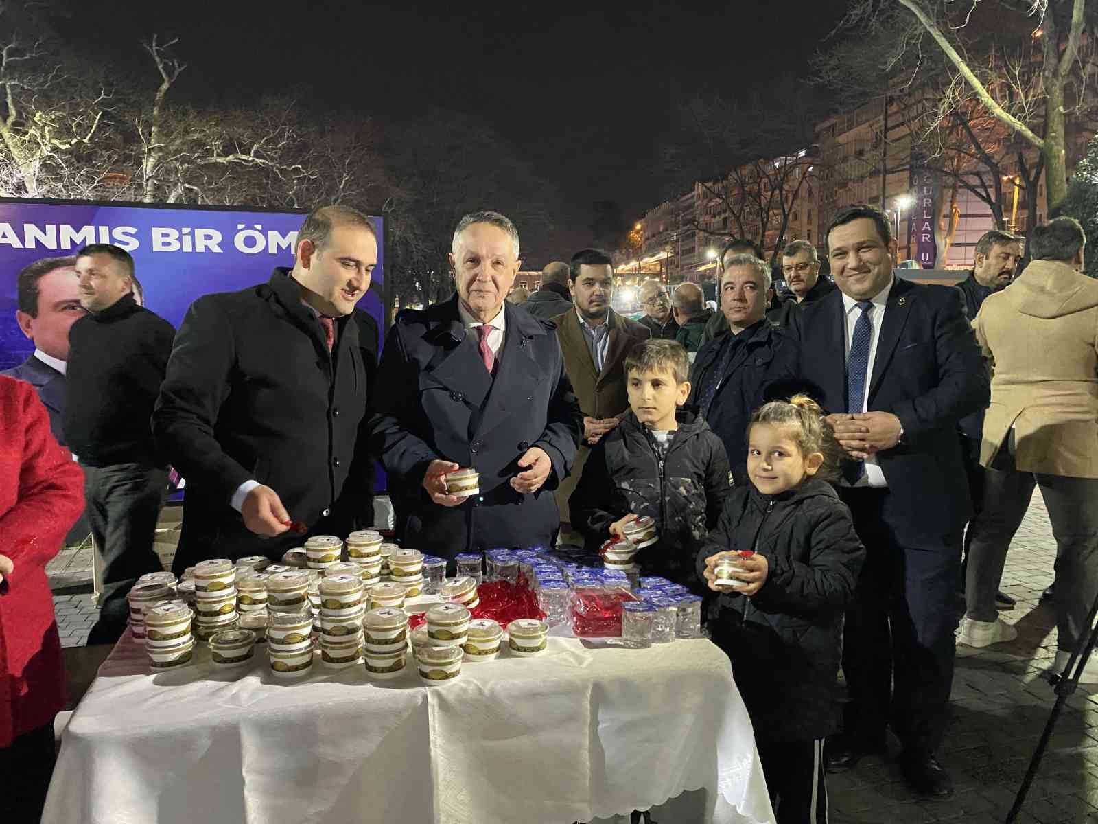 Bursa’da Muhsin Yazıcıoğlu için Ulucami’de mevlid okutuldu, helva ikram edildi
Bursa’da Muhsin Yazıcıoğlu için Ulucami’de mevlid okutuldu, helva ikram edildi