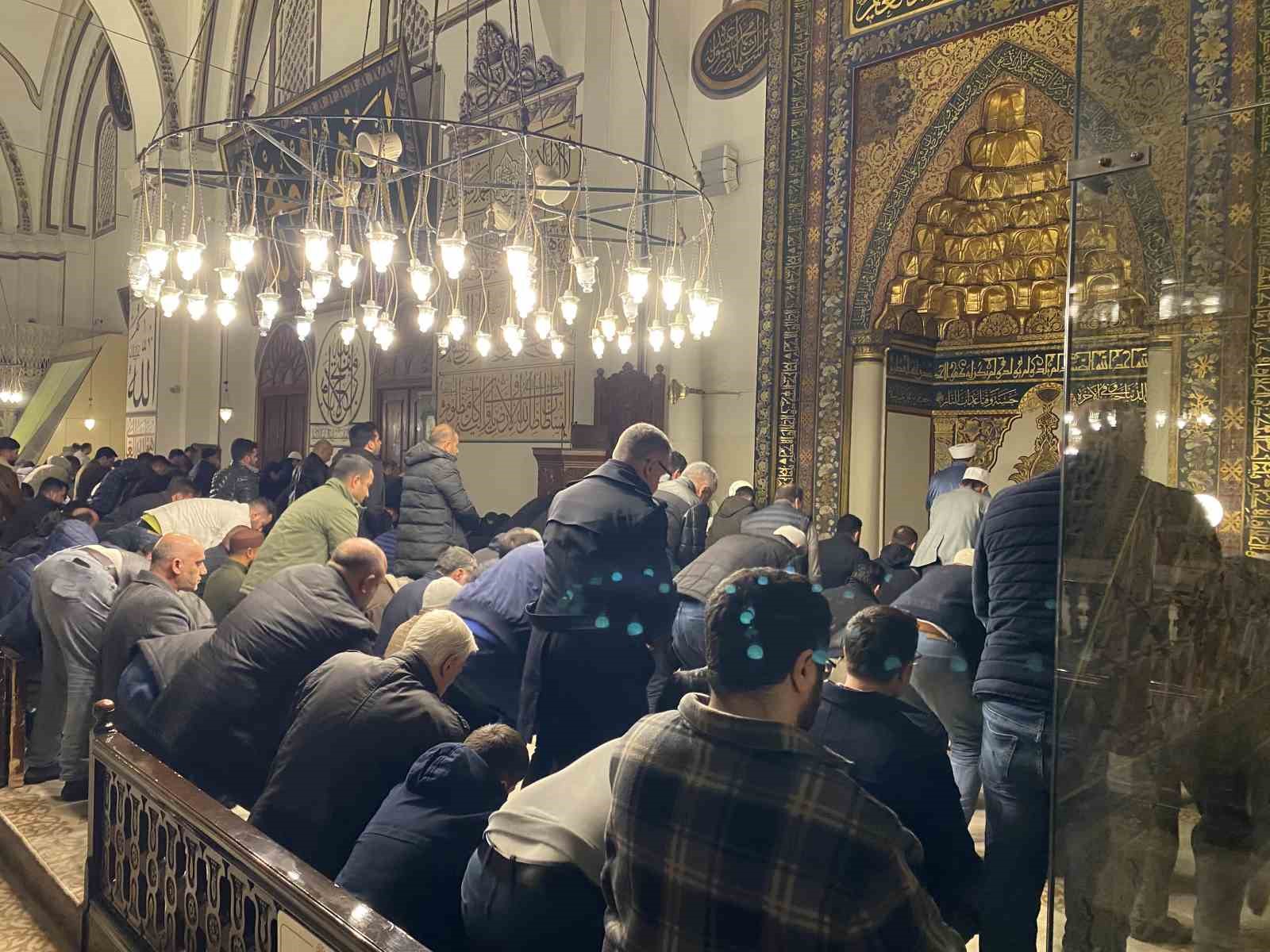 Bursa’da Muhsin Yazıcıoğlu için Ulucami’de mevlid okutuldu, helva ikram edildi
Bursa’da Muhsin Yazıcıoğlu için Ulucami’de mevlid okutuldu, helva ikram edildi