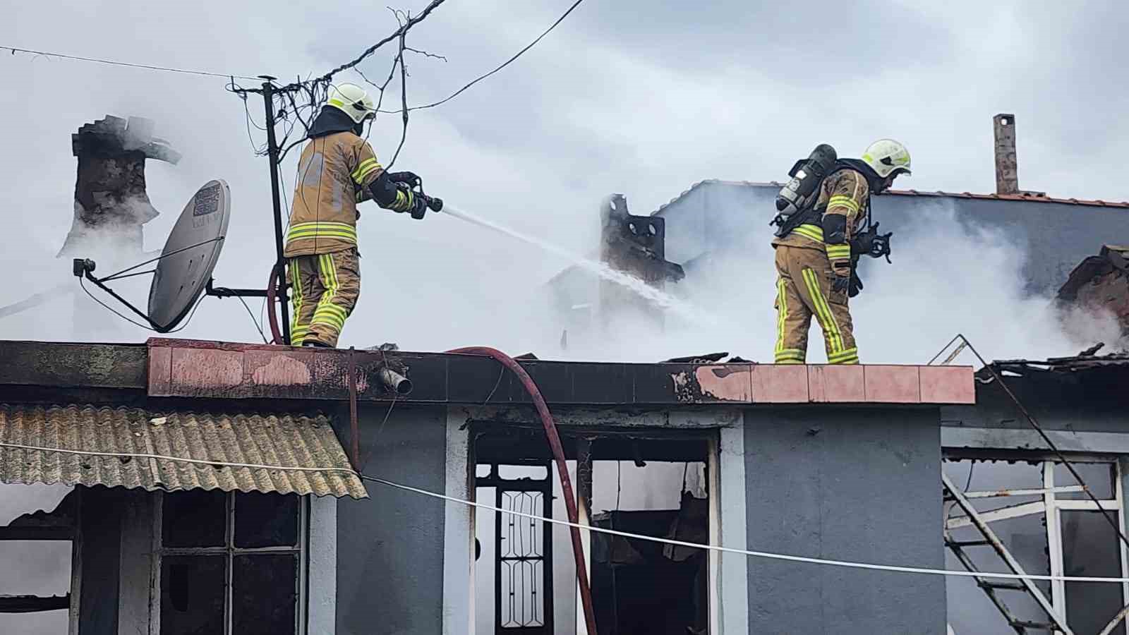 Bursa’da müstakil evde yangın: Dumandan etkilenen yaşlı adam hastaneye kaldırıldı
Bursa’da müstakil evde yangın: Dumandan etkilenen yaşlı adam hastaneye kaldırıldı