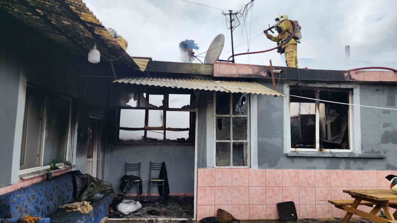 Bursa’da müstakil evde yangın: Dumandan etkilenen yaşlı adam hastaneye kaldırıldı
Bursa’da müstakil evde yangın: Dumandan etkilenen yaşlı adam hastaneye kaldırıldı