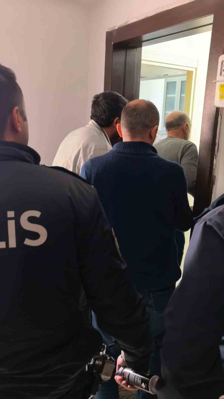 Bursa’da öfkeli genç ablasını bıçakla rehin aldı
