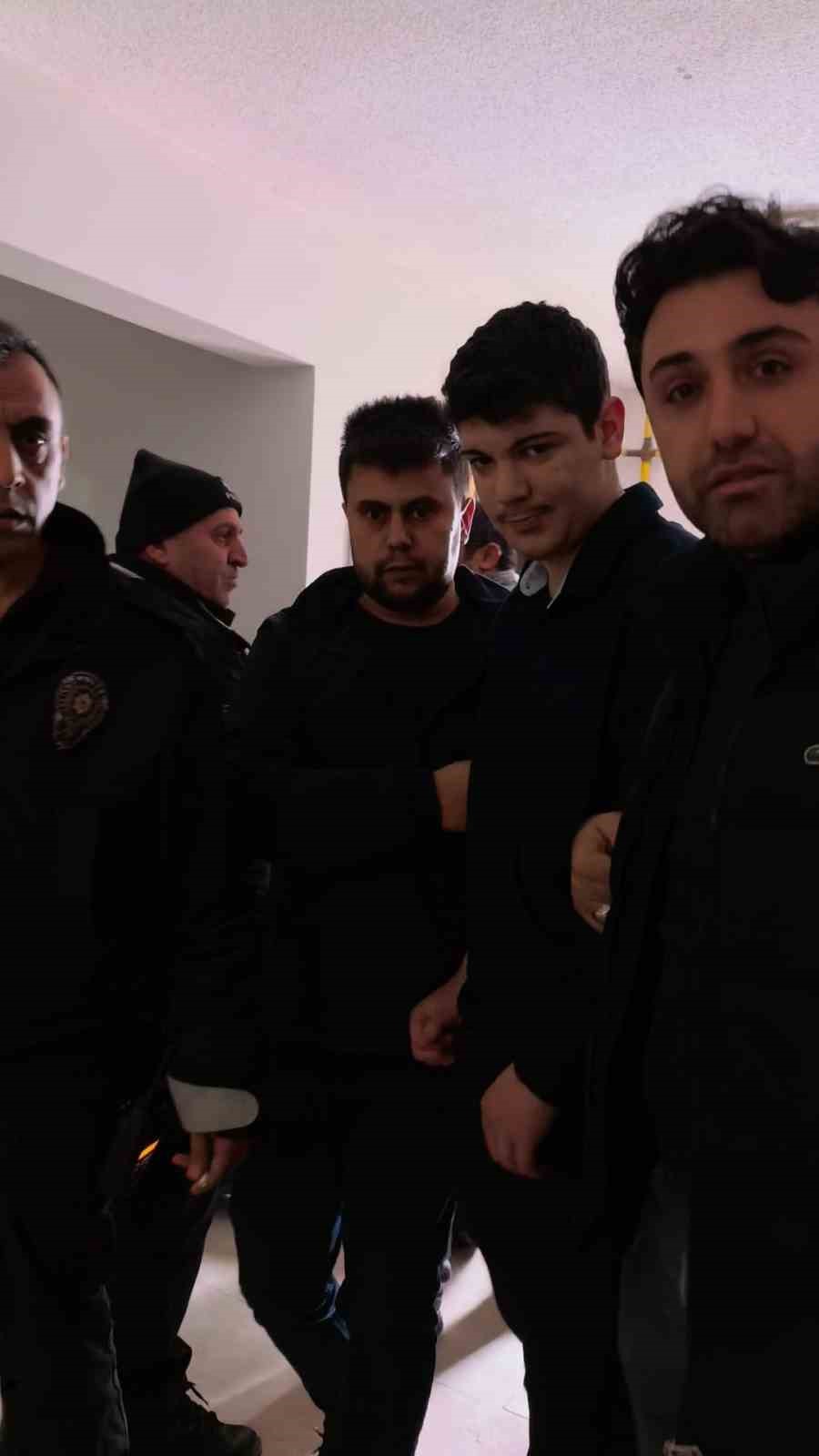 Bursa’da öfkeli genç ablasını bıçakla rehin aldı
