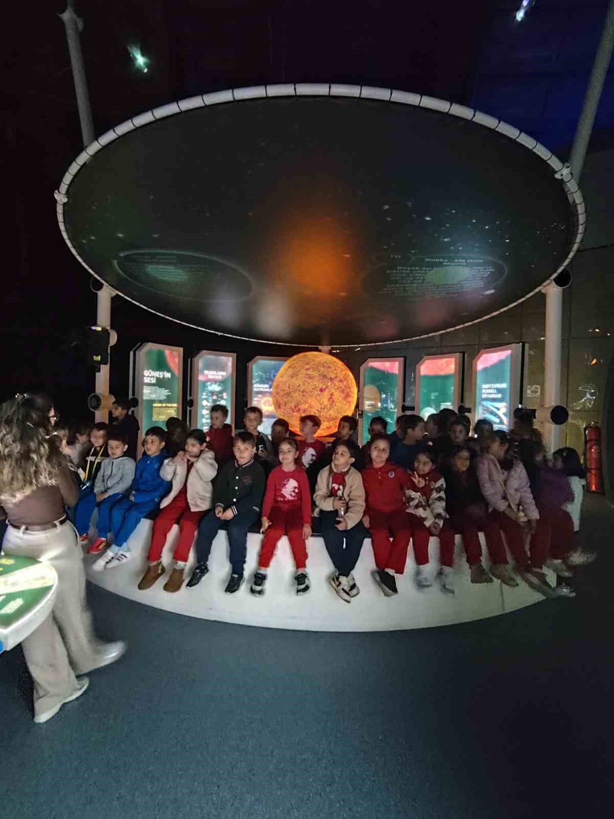 Bursa’da Öğrenciler GUHEM’de uzayın derinliklerine yolculuk yaptı
