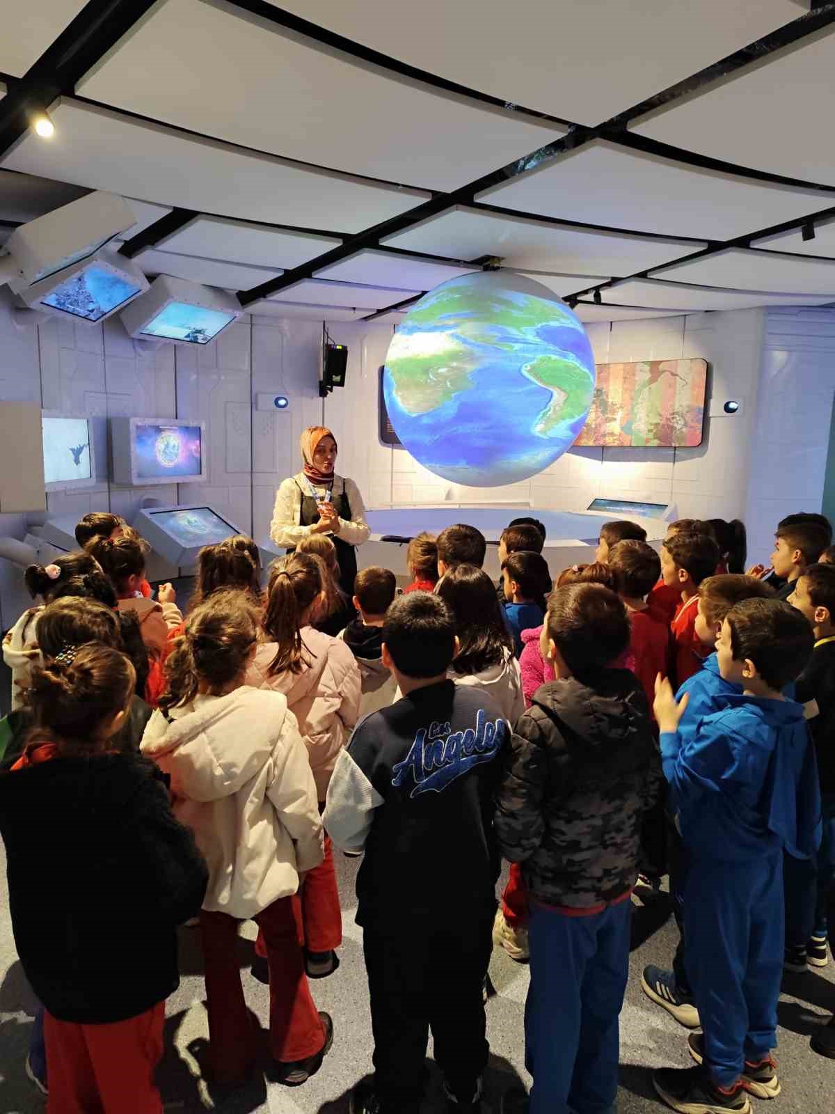 Bursa’da Öğrenciler GUHEM’de uzayın derinliklerine yolculuk yaptı
