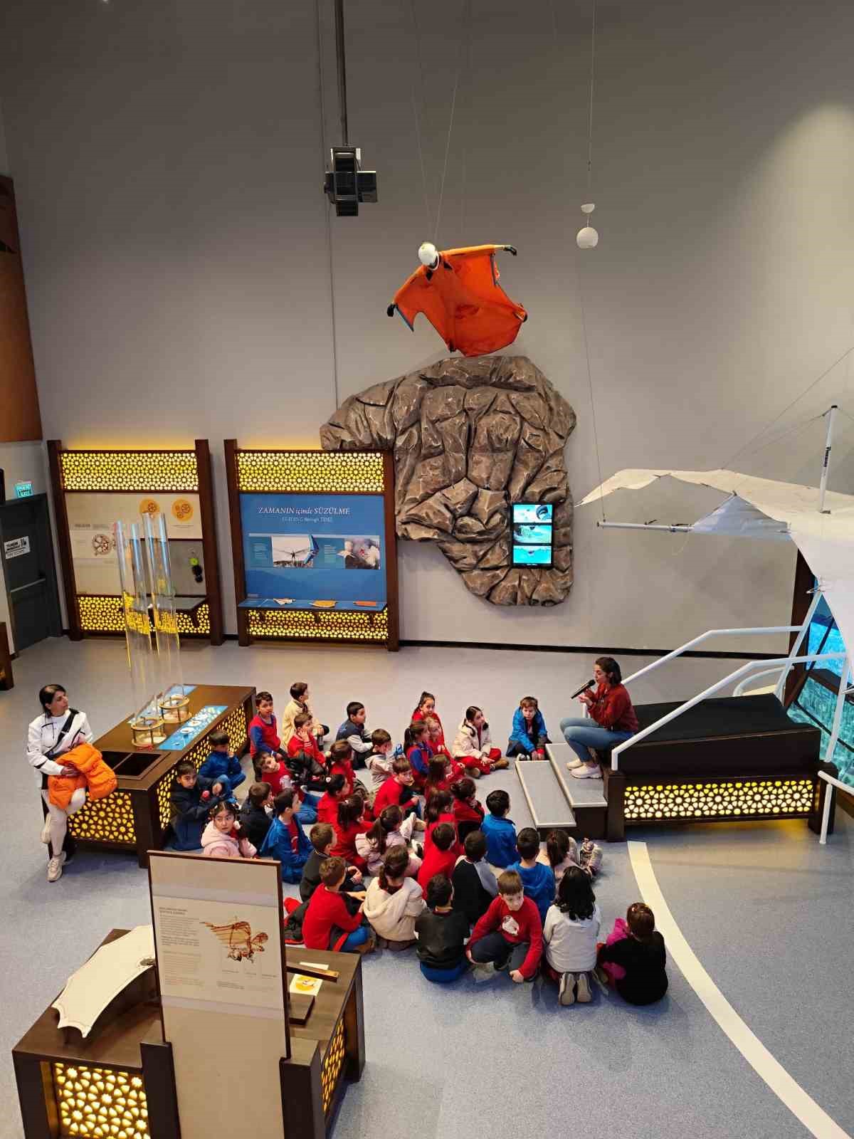 Bursa’da Öğrenciler GUHEM’de uzayın derinliklerine yolculuk yaptı
