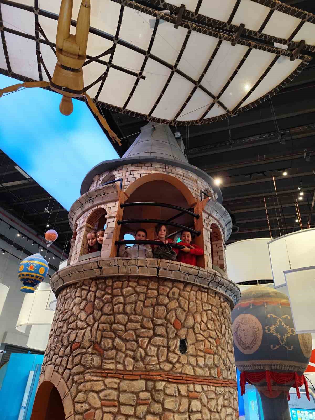 Bursa’da Öğrenciler GUHEM’de uzayın derinliklerine yolculuk yaptı
